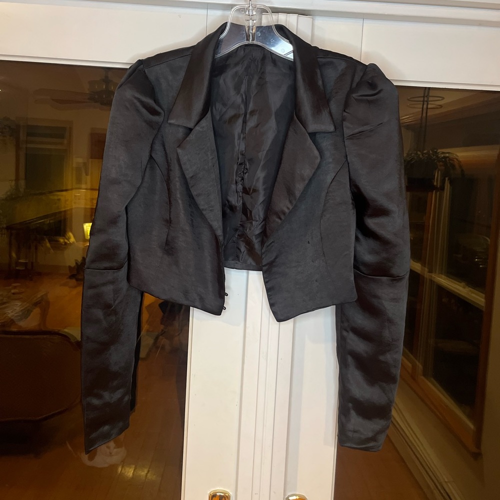 Cropped puff sleeve black jacket